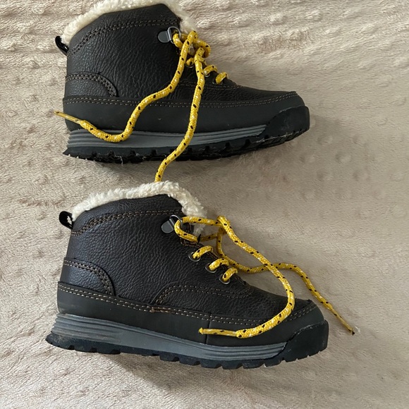 Boys Carter’s winter boots - Picture 4 of 7